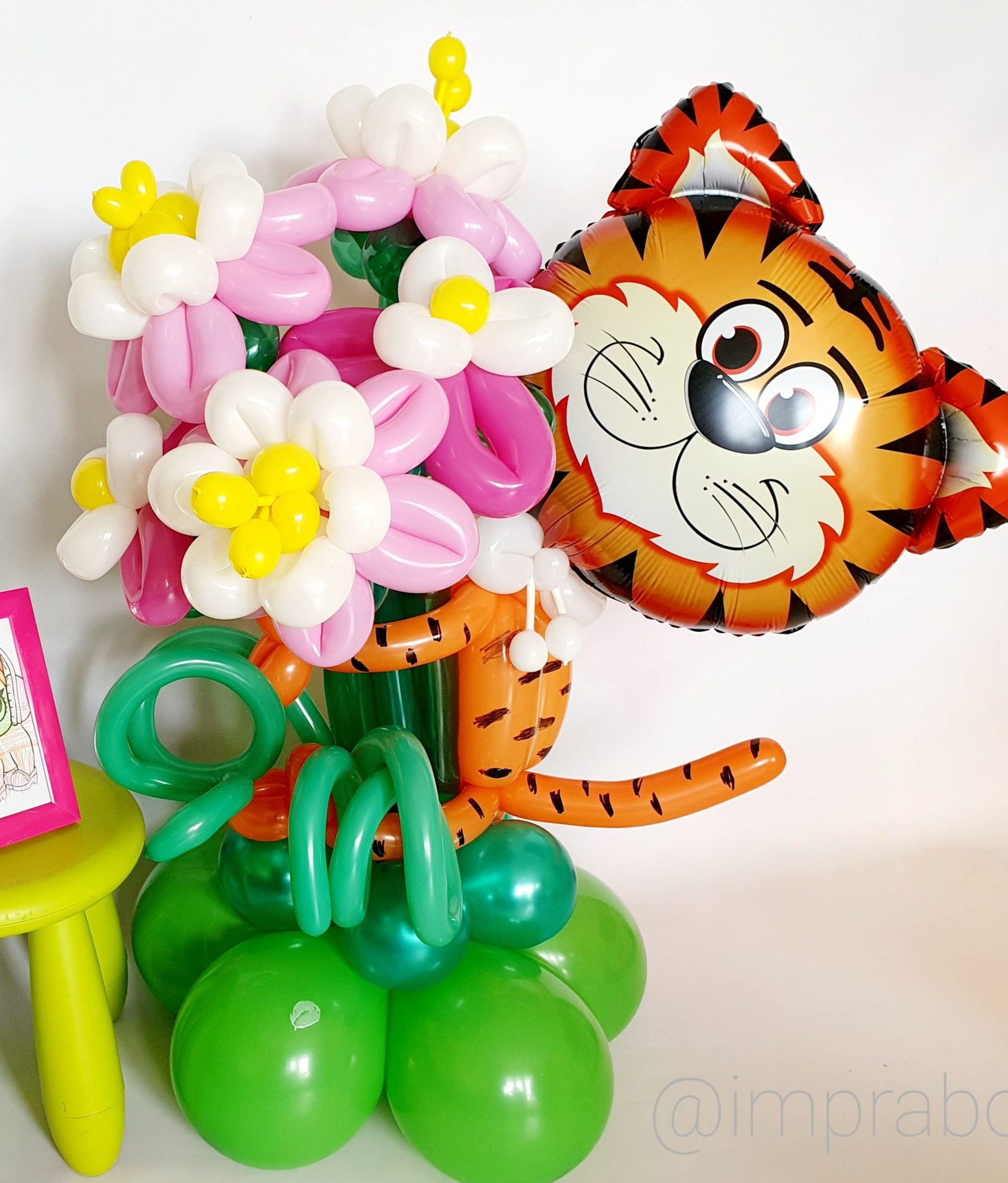 Tygrysek_z_bukietem_kwiatow_-_figura_balonowa